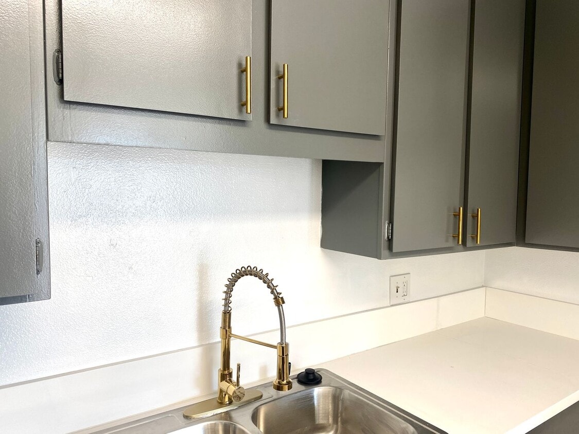 Primary Photo - Lovely 2 Bed/2 Bath with Hardwood Floors, ...