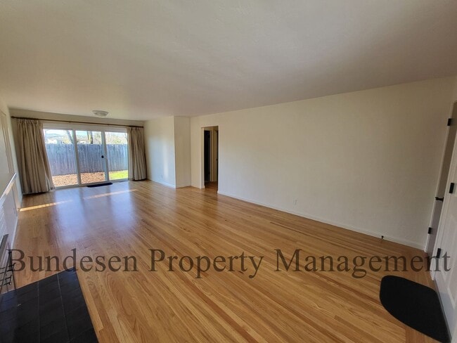 Foto del edificio - Adorable 3 Bedroom Home in Central Petaluma ~ Available Now!98 Wilmington Drive