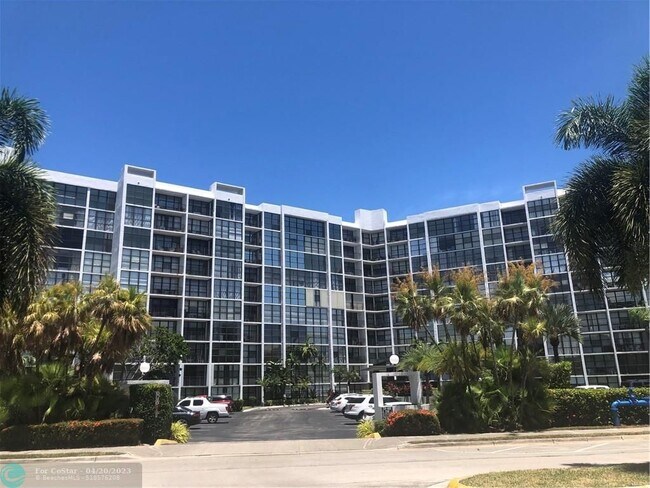 Building Photo - 1000 Parkview Dr