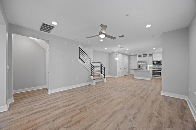 Foto del edificio - 2222 Simond Ave