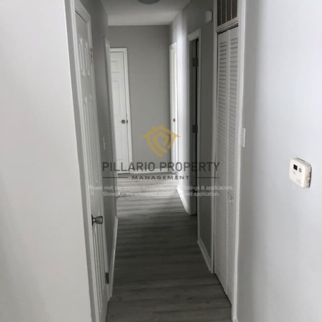 Building Photo - Lawrence Area 4 Bedroom / 1 Bath Beauty!