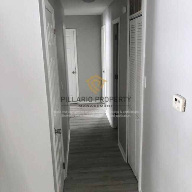 Foto del edificio - Lawrence Area 4 Bedroom / 1 Bath Beauty!