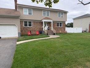 Building Photo - 4 Darien Dr