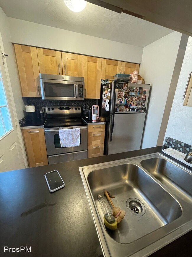 Building Photo - 2 br, 1.5 bath House - 716 W. Mulberry #24