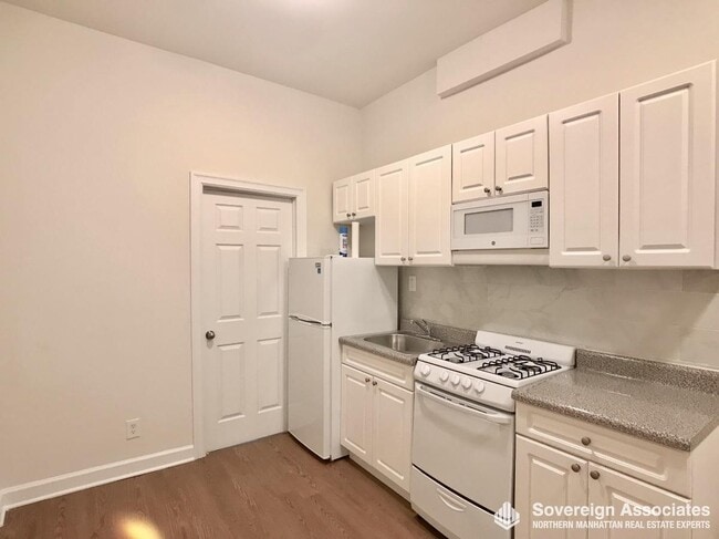 Building Photo - 539 W 49th St