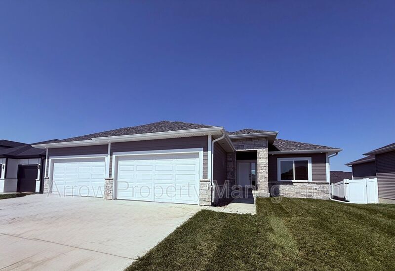 Foto principal - 9425 Estela Ave