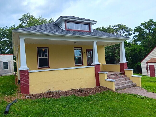 Foto del edificio - Radford, 3BR / 1BA, Available Now