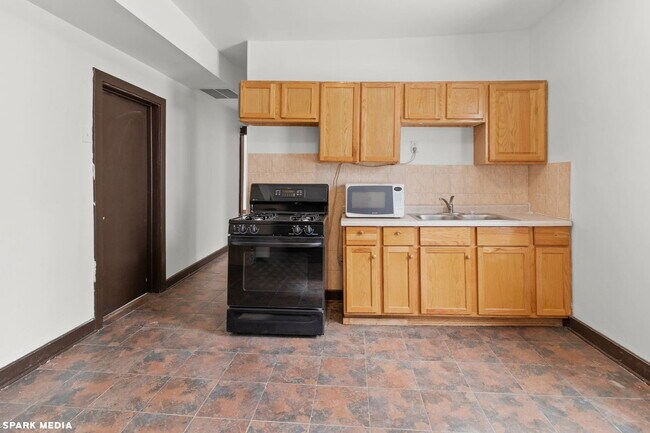 Building Photo - 624 N Monticello Ave
