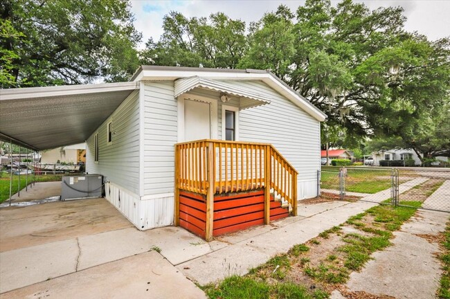 Building Photo - Charming Westside Retreat: 3 Bedroom Home