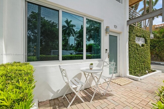 Building Photo - 405 N Hibiscus Dr