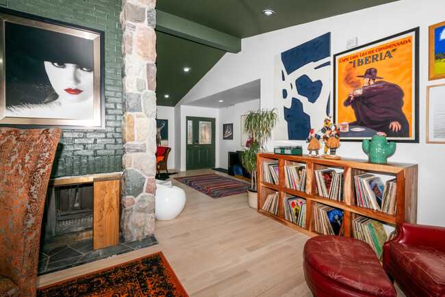 Vinyl area - 16615 Walcliff Dr