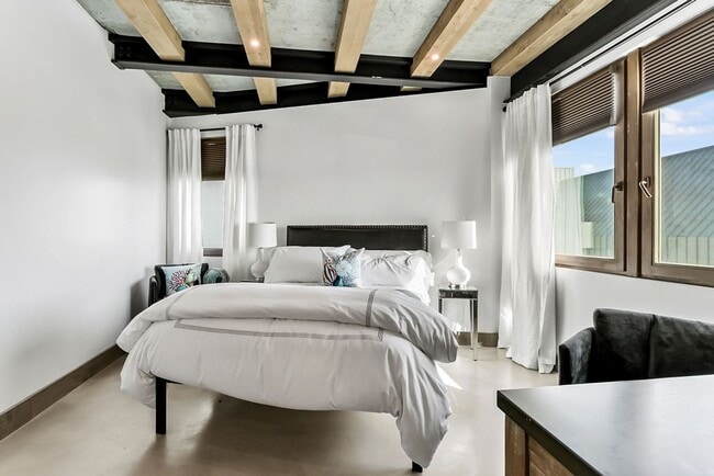 Foto del edificio - Perfect Beach Getaway! Hotel-like Studio Home in Secured High-rise Building With Breathtaking Bay...