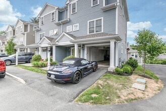 Building Photo - 900 Greendale Ave