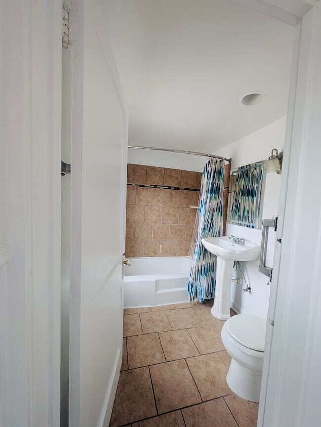 Foto del edificio - A charming 3-bedroom, 1-bathroom in Maple Heights