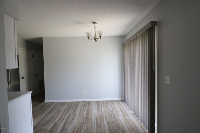 Foto del edificio - 135 Carole Rd