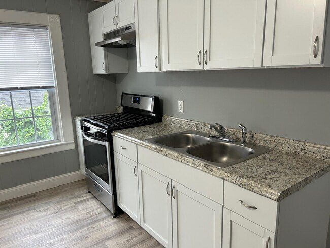 Building Photo - 358 Elm St