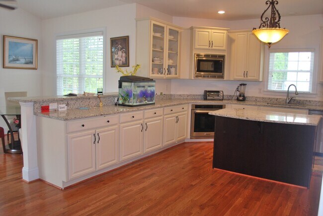 Building Photo - -- STUNNING EXECUTIVE 5 BED 5 BATH HOME IN...