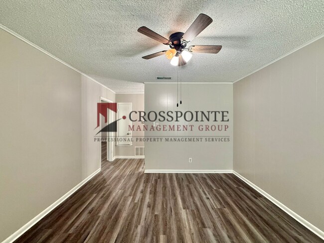 Building Photo - 2 Bedroom 1.5 Bathroom Triplex in Tyler!