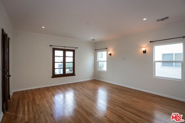 Building Photo - 806 N Alfred St
