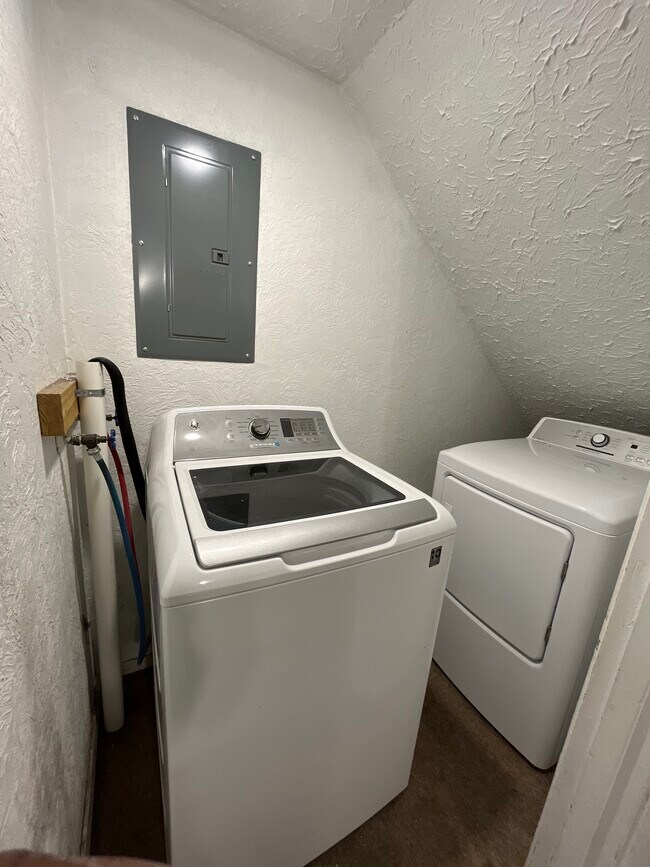 Laundry Room - 210 Howard Dr