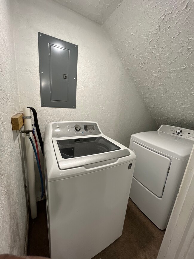 Laundry Room - 210 Howard Dr