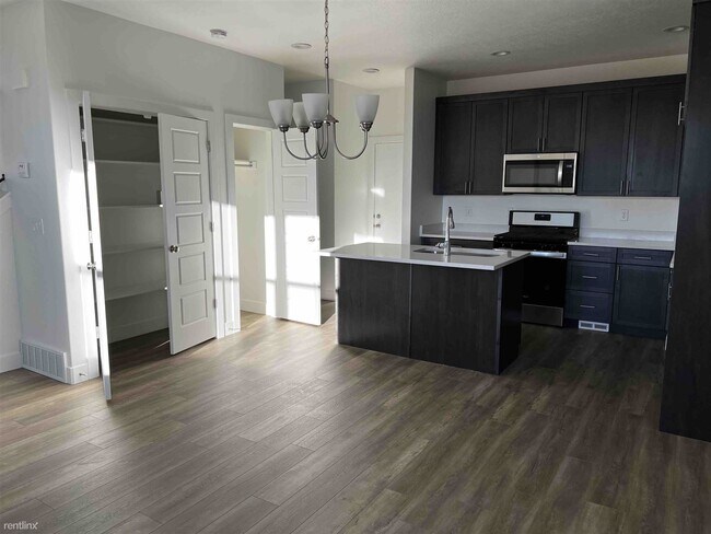 Foto del edificio - 4 br, 3.5 bath Townhome - 2021 South Sawmi...