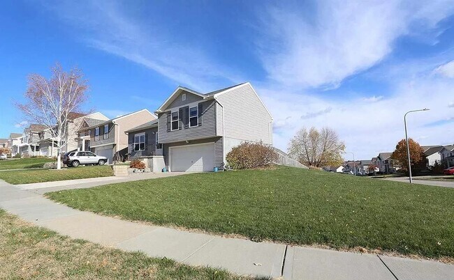 Spacious front lawn - 6955 N 88th Ave