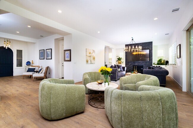Foto del edificio - Gorgeous Custom Upgraded Serrano Home!