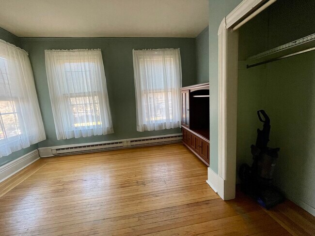bedroom looking from kitchen - 1022 Union St