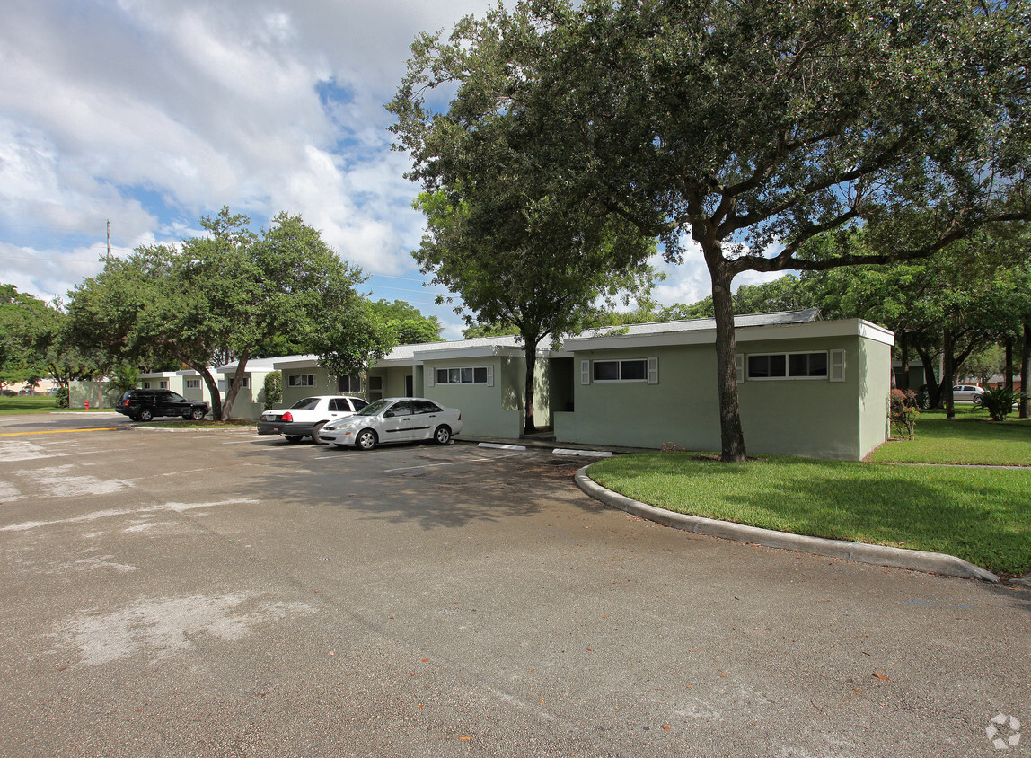 Building Photo - Dixie Manor