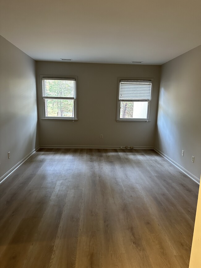 Building Photo - 115 Mossbark Ln