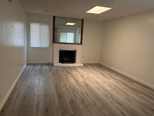 Foto del edificio - 18461 Linden St