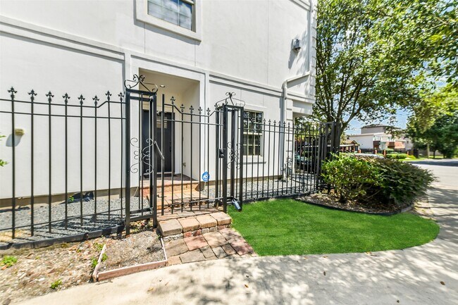 Foto del edificio - 1529 Rosewood St