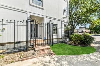 Building Photo - 1529 Rosewood St