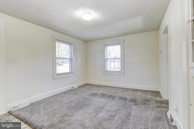 Building Photo - 15 Ritters Ln