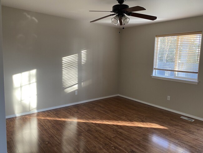 Foto del edificio - 1165 E 19th N St