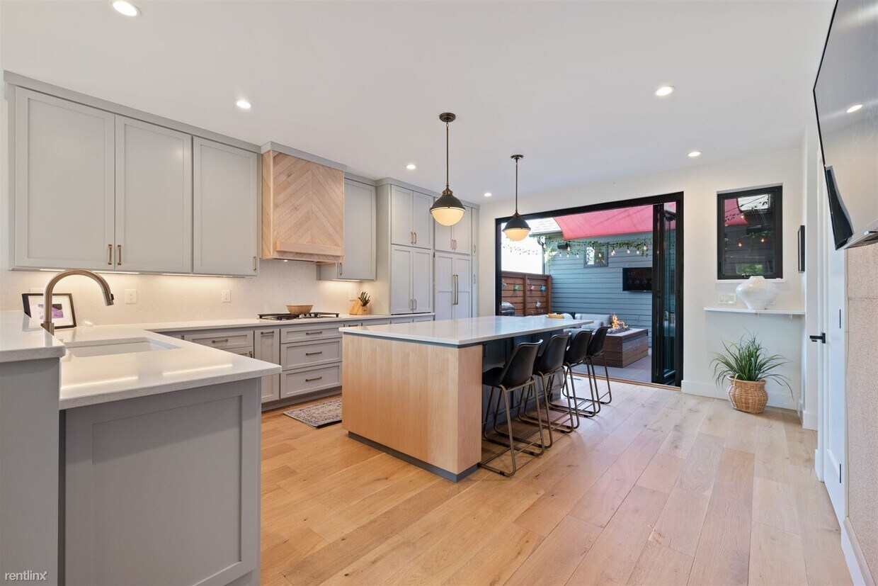 Primary Photo - 4 br, 3.5 bath Townhome - 2104 South Aldri...