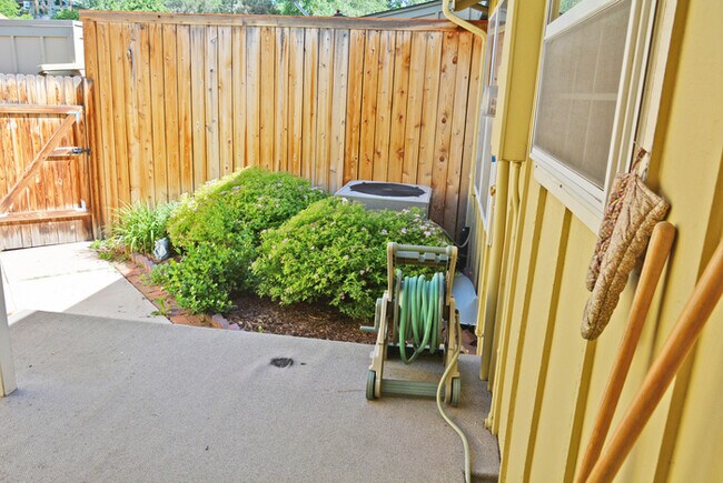 Building Photo - Town Home