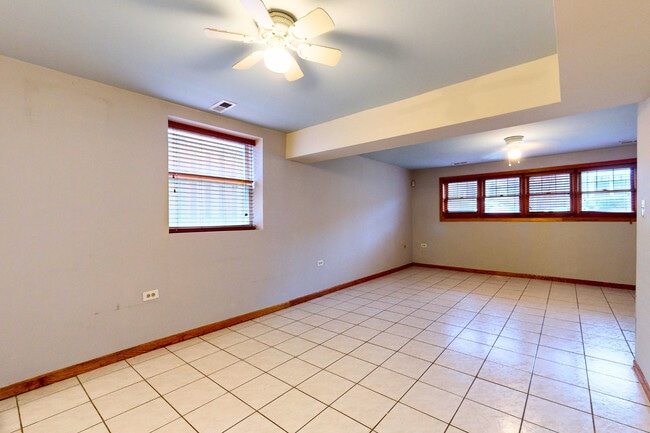 Building Photo - 4744 N Hermitage Ave