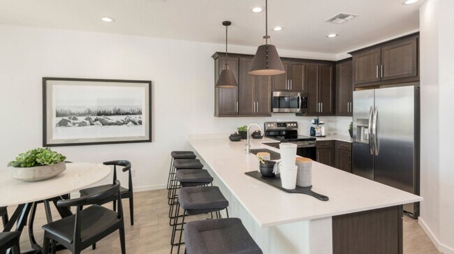 Foto del edificio - NEW CONSTRUCTION HOME WITH RESORT LIKE AME...