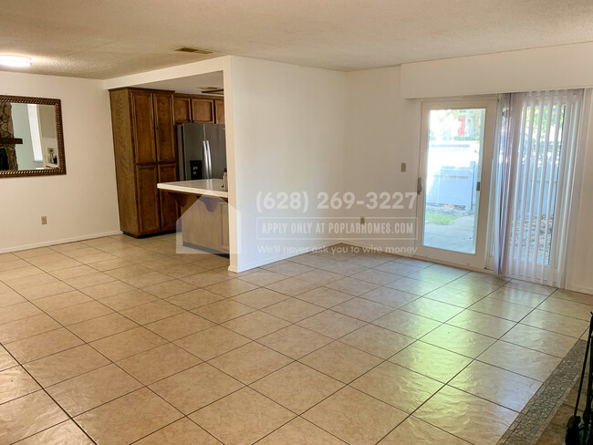 Foto del edificio - 6401 Creekbed Ln