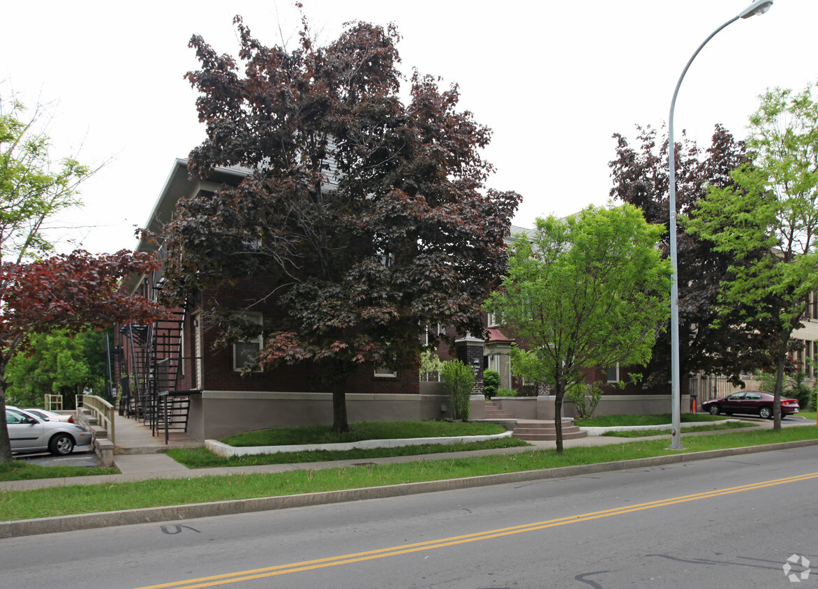 Building Photo - DaVinci Court Apartments