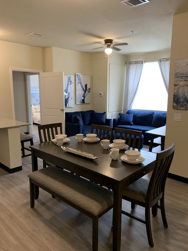 SALÓN DE 2 HABITACIONES - Fountain Hill Apartments