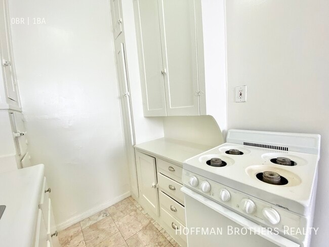 Building Photo - 4846 Rosewood Ave