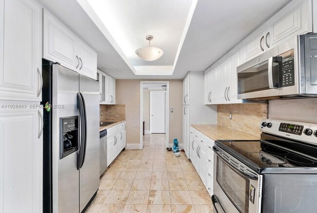 Foto del edificio - 2 Grove Isle Dr