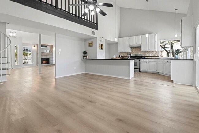 Foto del edificio - 3323 Peachwood Ln