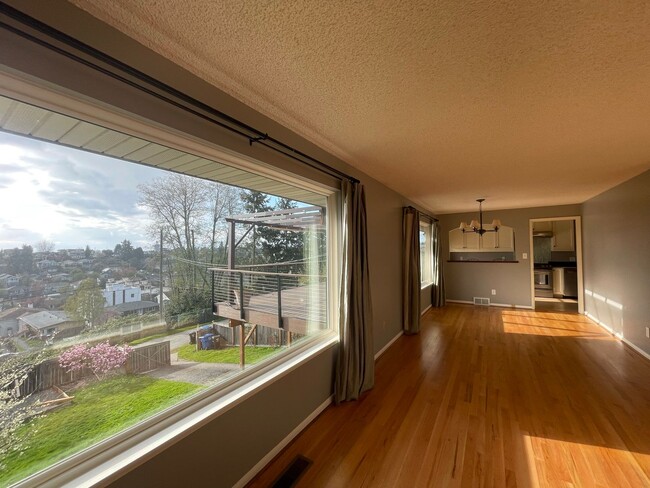 Building Photo - Beautiful West Seattle Home With Amazing V...