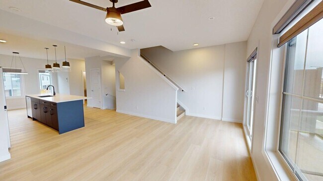 Photo du bâtiment - New executive townhouse complex in Glenrid...
