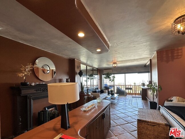 Building Photo - 999 N Doheny Dr