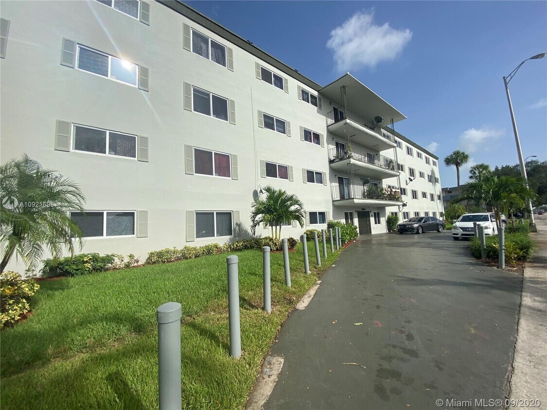 Foto principal - 13285 NE 6th Ave